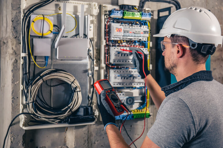Électricien en intervention